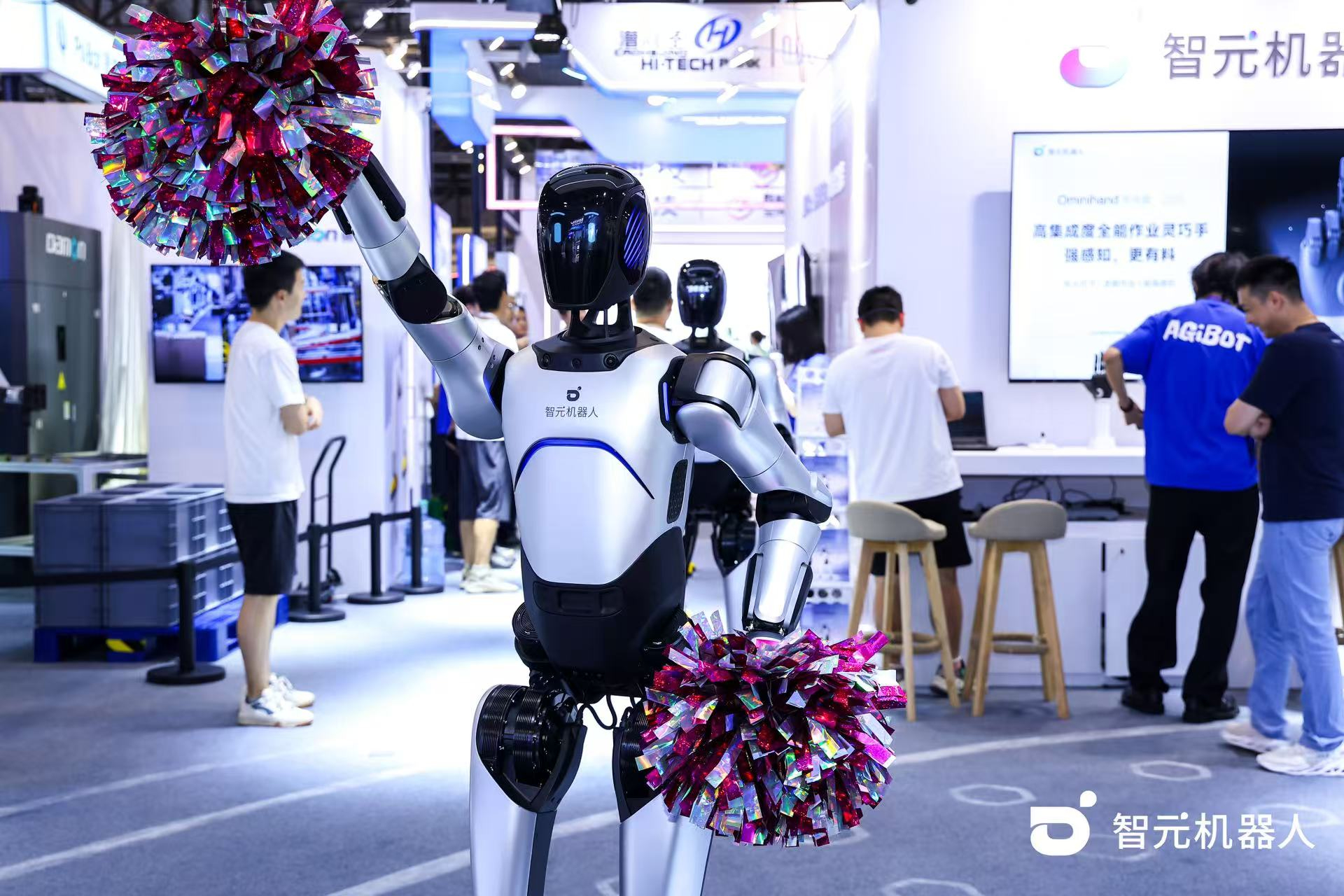 乐鱼机器人 WAIC 首日展台火爆，机器人家族集体打工忙不停